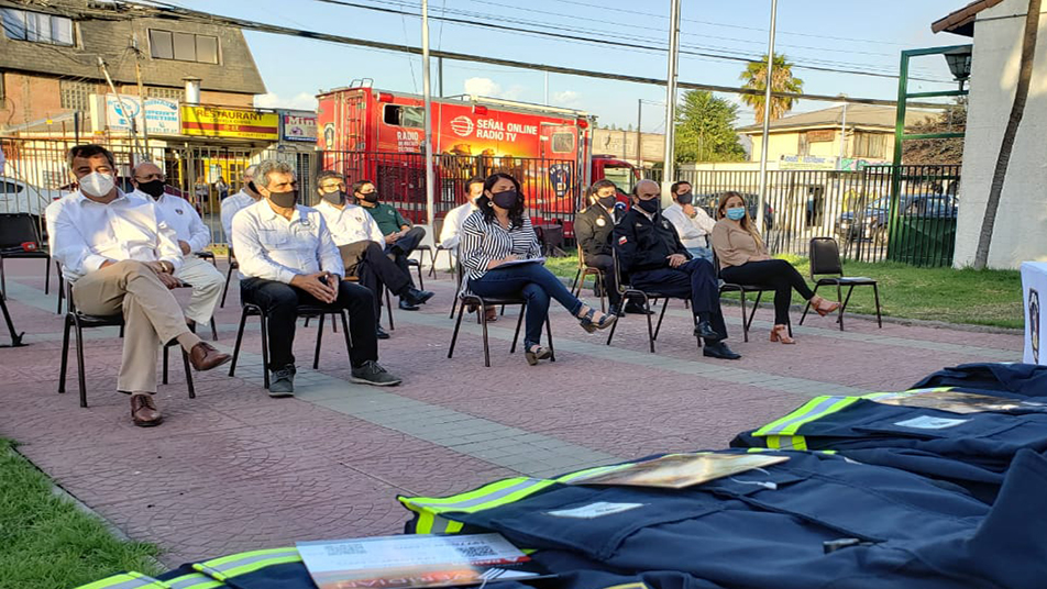 Cuerpo de Bomberos de Santiago recibió 1.035 uniformes Multirol